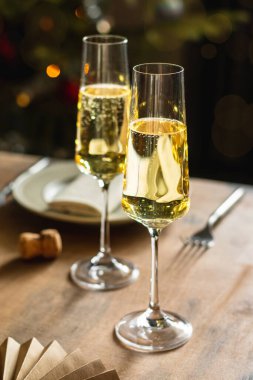 Yeni yıl kutlamaları, iki kadeh şampanya.