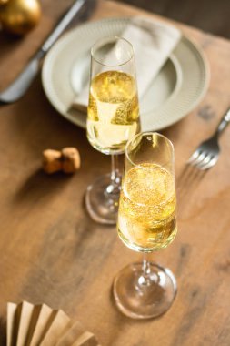 Kutlamalar şampanyayla, masada iki bardak