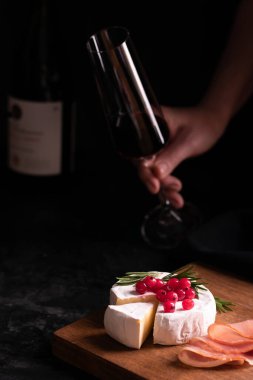 Peynir peyniri ve bir bardak şarap.