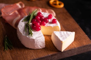 Böğürtlen ve biberiyeyle süslenmiş camembert peyniri.