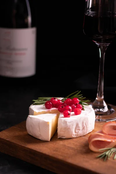 Camembert Cheese Decorated Red Currant Wooden Board Red Wine — Stock Photo, Image