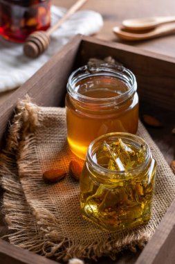 İki küçük kavanoz bal.