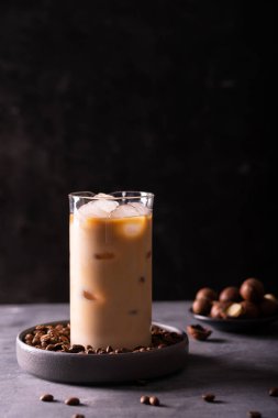 Masada bir bardak buzlu kahve, metin için kopyalama alanı.