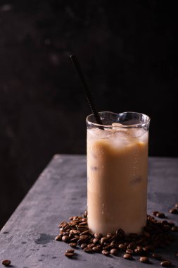 Masada bir bardak buzlu kahve, metin için kopyalama alanı.