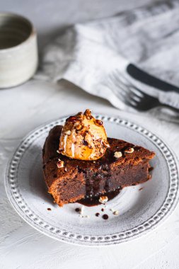 Dondurma, fındık ve çikolata soslu çikolatalı pasta.