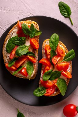 Kahvaltıda domatesli, ıspanaklı