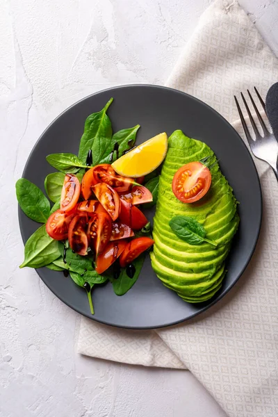 Salade Légumes Aux Tomates Avocat Épinards Dans Une Assiette Grise — Photo