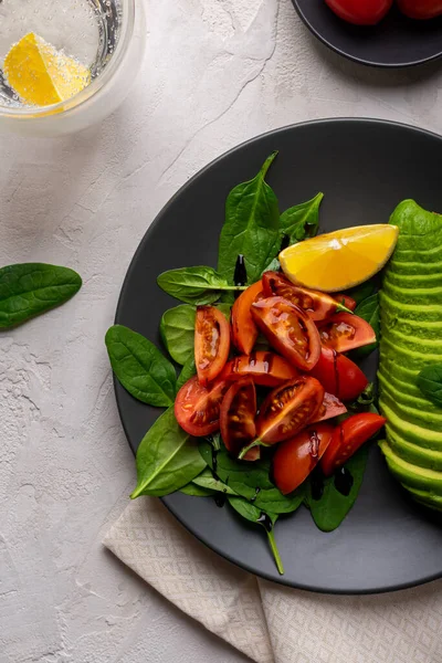 Salade Légumes Aux Tomates Avocat Épinards Dans Une Assiette Grise — Photo
