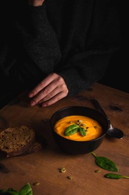 Kabak çorbası içen bir kadın.