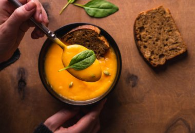 Bir kaşık dolusu balkabağı çorbası.