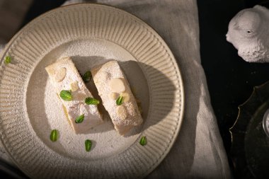 Elmalı turtayı tarçınlı ve naneli bir tabakta yakın.