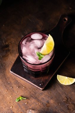 Güzel bir bardakta buzlu kokteyl.