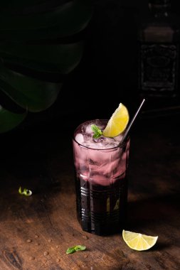 Güzel bir bardakta buzlu kokteyl.