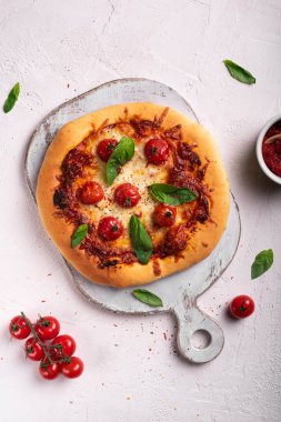 Yüksek açılı fesleğenli pizza manzarası