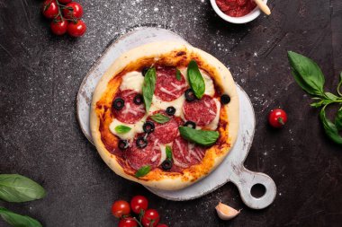 Yüksek açılı fesleğenli pizza manzarası