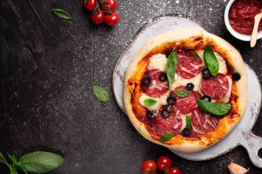 Yüksek açılı fesleğenli pizza manzarası