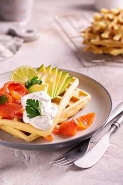 Kahvaltıda taze pişmiş Belçika waffle 'ı.