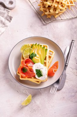 Kahvaltıda taze pişmiş Belçika waffle 'ı.