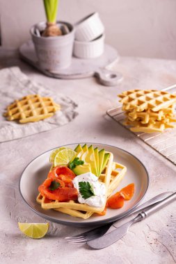 Kahvaltıda taze pişmiş Belçika waffle 'ı.