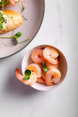 Kavanozda karides ve mikro yeşillik olan aperatif. Kapan, düz yat.