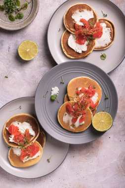 Kahvaltıda tabakta somon balığı olan gözleme düz konumda yatar.