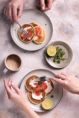 İki genç kız kahvaltlarını krep ve kahveyle yapıyorlardı.