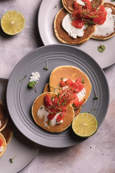 Kahvaltıda tabakta somon balığı olan gözleme düz konumda yatar.