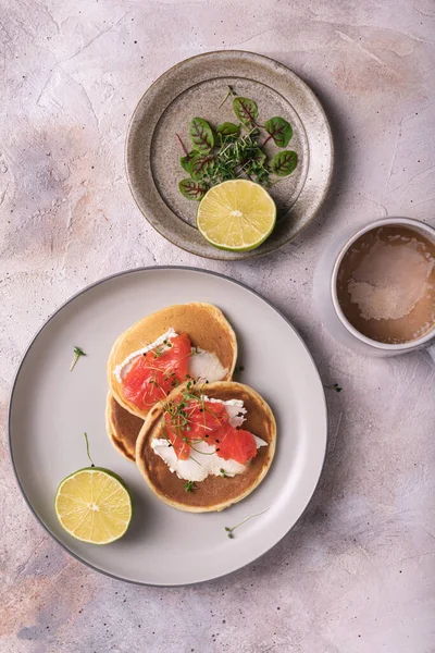 Bir tabakta taze pişmiş gözleme ve bir fincan düz kahve ile kahvaltı.