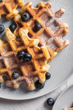 Yaban mersinli waffle ve tabakta şerbet.