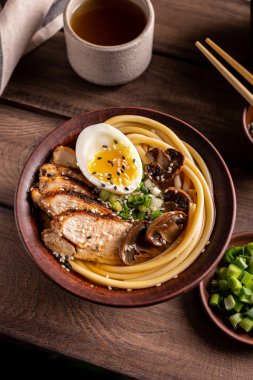 Tavuklu Asya ramen çorbası.