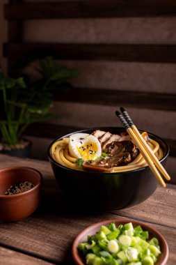 Tavuklu Asya ramen çorbası.