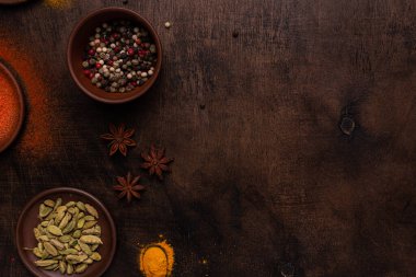 Ahşap arka planda farklı baharatlar
