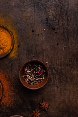 Tahta bir arka planda Paprika, biber, kardamon, tuz ve sokağa çıkma yasağı