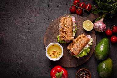 Siyah arka planda öğle yemeği için sebzeli sandviç.