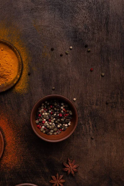 Tahta bir arka planda Paprika, biber, kardamon, tuz ve sokağa çıkma yasağı