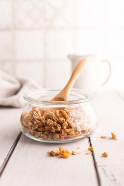Kavanozda gevrek granola.