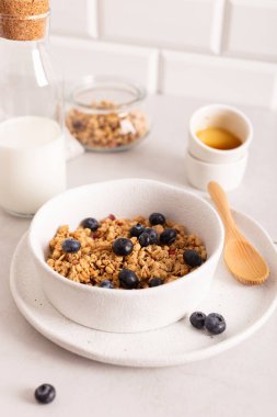 Beyaz kasede yaban mersinli gevrek taneli sağlıklı kahvaltı.