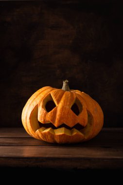 Büyük Cadılar Bayramı balkabağı ahşap bir masada