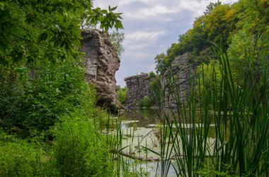 Yeşil ağaçların arasında kayalık bir kanyonda harika bir nehir, Buky Canyon Ukrayna, Hirskyi Tikych nehri