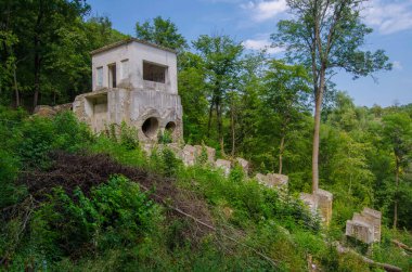 Yeşil ağaçların arasında eski bir elektrik santrali, Buky Canyon Ukrayna, Hirskyi Tikych nehri, Çerkasy Oblastı
