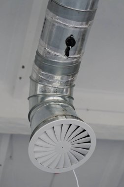 Büyük binaların tavanındaki havalandırma sistemleri. Znk havalandırma borusu binanın tavanından sarkıyor. Binaların havalandırması. 