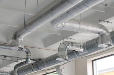 Binaların havalandırması. Endüstriyel havalandırma boruları sistemi. Havalandırma borularının arka planı. Mühendislik ağları kurmak.