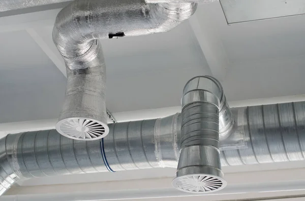 Luftkanal Luftkonditioneringsrör Vit Takvägg Ventilationssystem Taket Stor Byggnad Ventilationsrör Silverisoleringsmaterial — Stockfoto