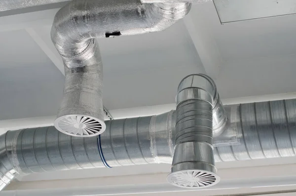Légvezeték Légkondicionáló Cső Fehér Mennyezet Falán Szellőzőrendszer Mennyezeten Nagy Épület — Stock Fotó