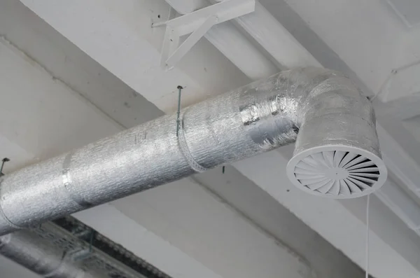 Ventilationssystem Taket Stora Byggnader Ventilationsrör Silverisoleringsmaterial Hängande Från Taket Inne — Stockfoto
