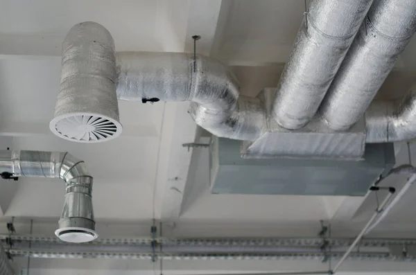 Ventilationsrör Silverisoleringsmaterial Som Hänger Från Taket Inne Byggnad System För — Stockfoto