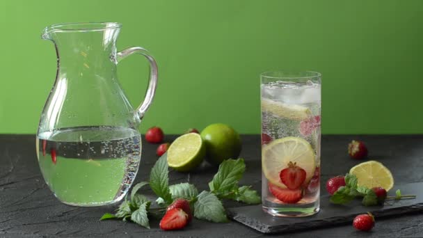 Refrescante Cóctel Mojito Fresa Vaso Sobre Una Mesa Piedra Negra — Vídeo de stock