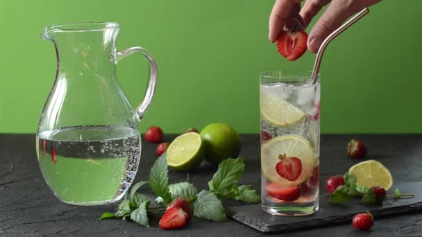 Refrescante Cóctel Mojito Fresa Vaso Sobre Una Mesa Piedra Negra — Vídeo de stock