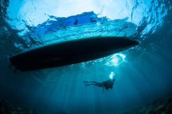 Unterwassersonne unter dem Boot in Gorontalo, Indonesien — Stockfoto