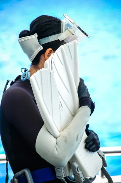 ダイバーはフィン、バンダ、インドネシアの水中写真を抱いて — ストック写真